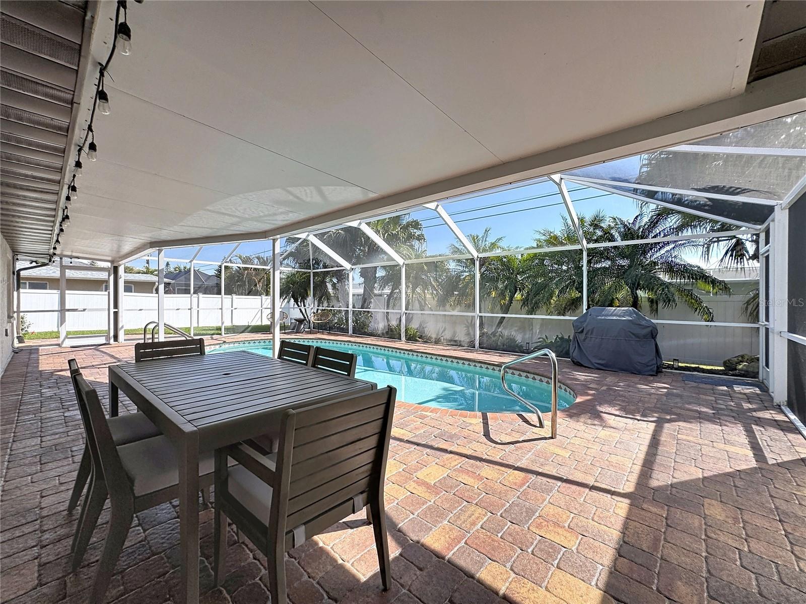 GOLDEN BEACH - Residential