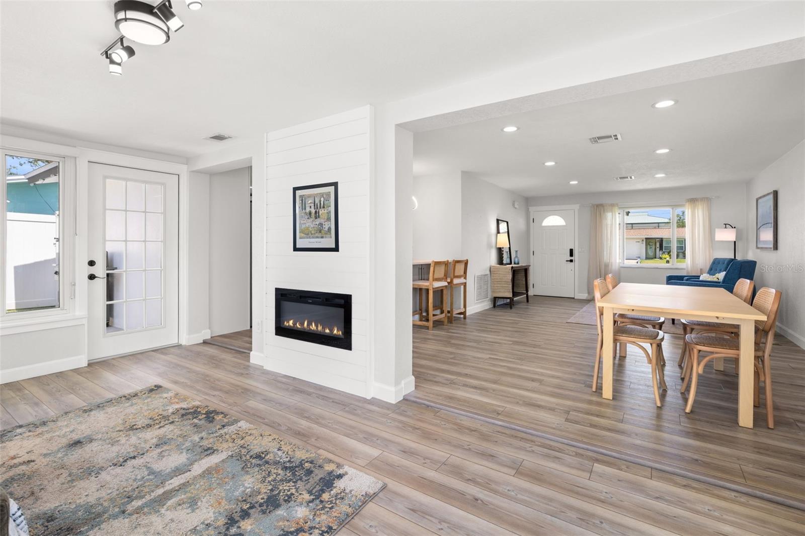 LARGO LAKE VILLAS - Residential