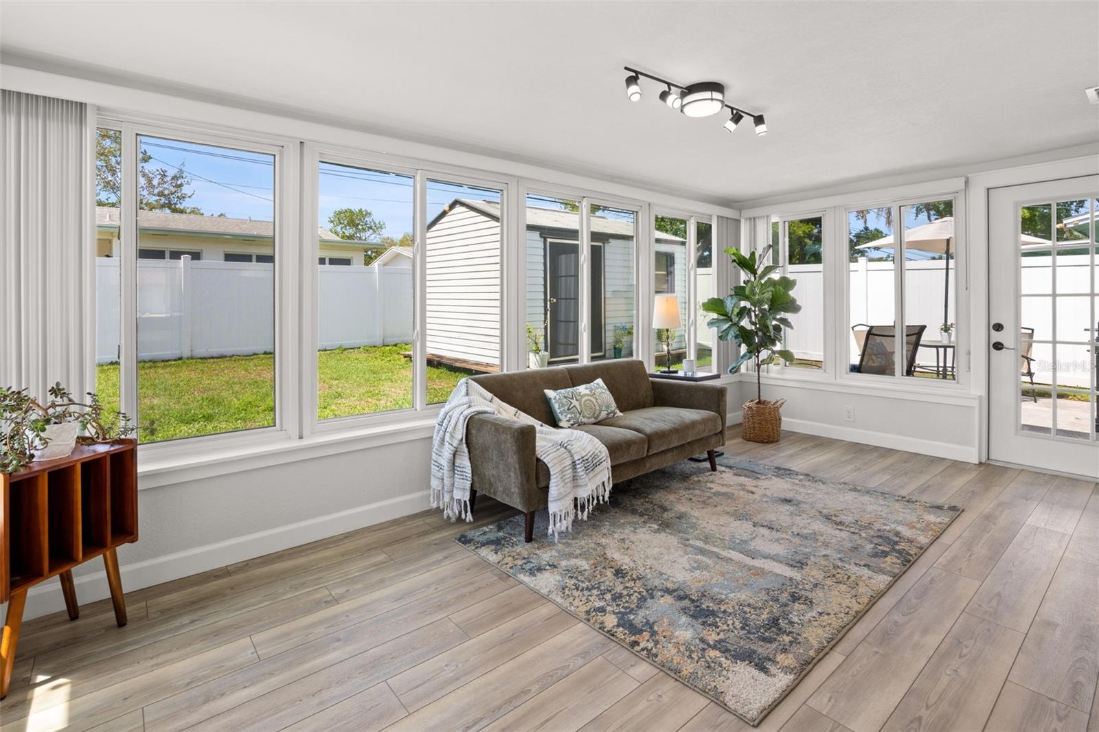 LARGO LAKE VILLAS - Residential