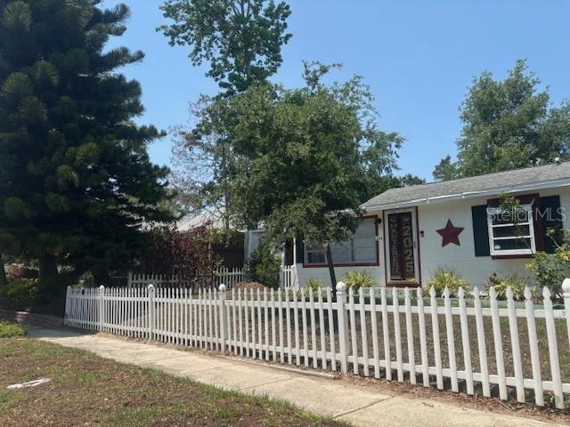 Rare opportunity, WALKING DISTANCE TO DOWNTOWN DUNEDIN. Available immediately! Remodeled and unfurnished, this EFFICIENCY is the perfect place to unwind and relax after a long day at work. Nice MODERN UPDATES and CLEAN! Street parking and shared utilities. Call today for a showing.