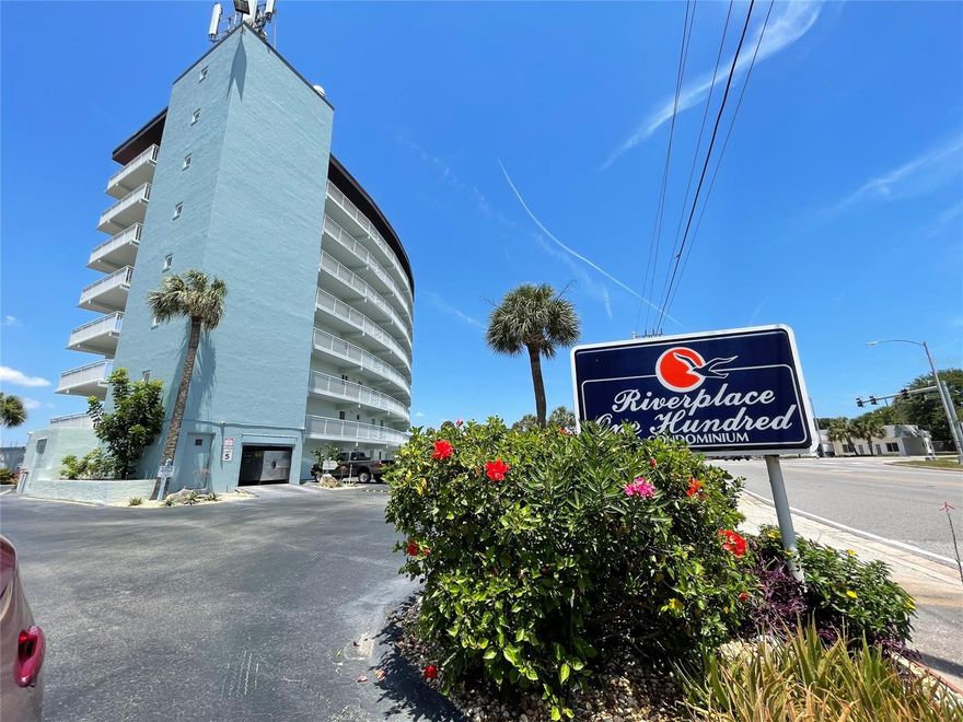 Located in the sought after complex of RiverPlace 100. ;Water: City