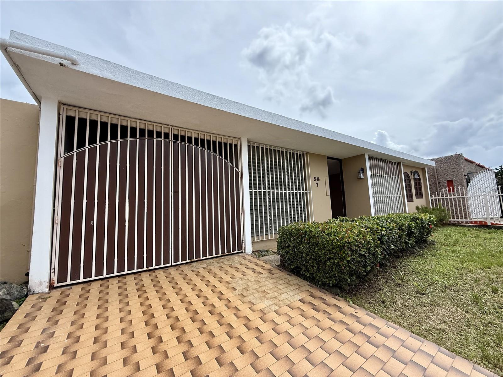 Se vende cómoda residencia en Villa Carolina que cuenta con 3 habitaciones, 2 baños, cocina, comedor, sala, amplio family room, marquesina doble y patio. La propiedad incluye sistema de placas solares y está estratégicamente ubicada cerca de supermercados, farmacias y vÃas principales. Ideal para quienes buscan un hogar bien ubicado y funcional. No se acepta la ayuda de vivienda CDBG, ni vales R3.