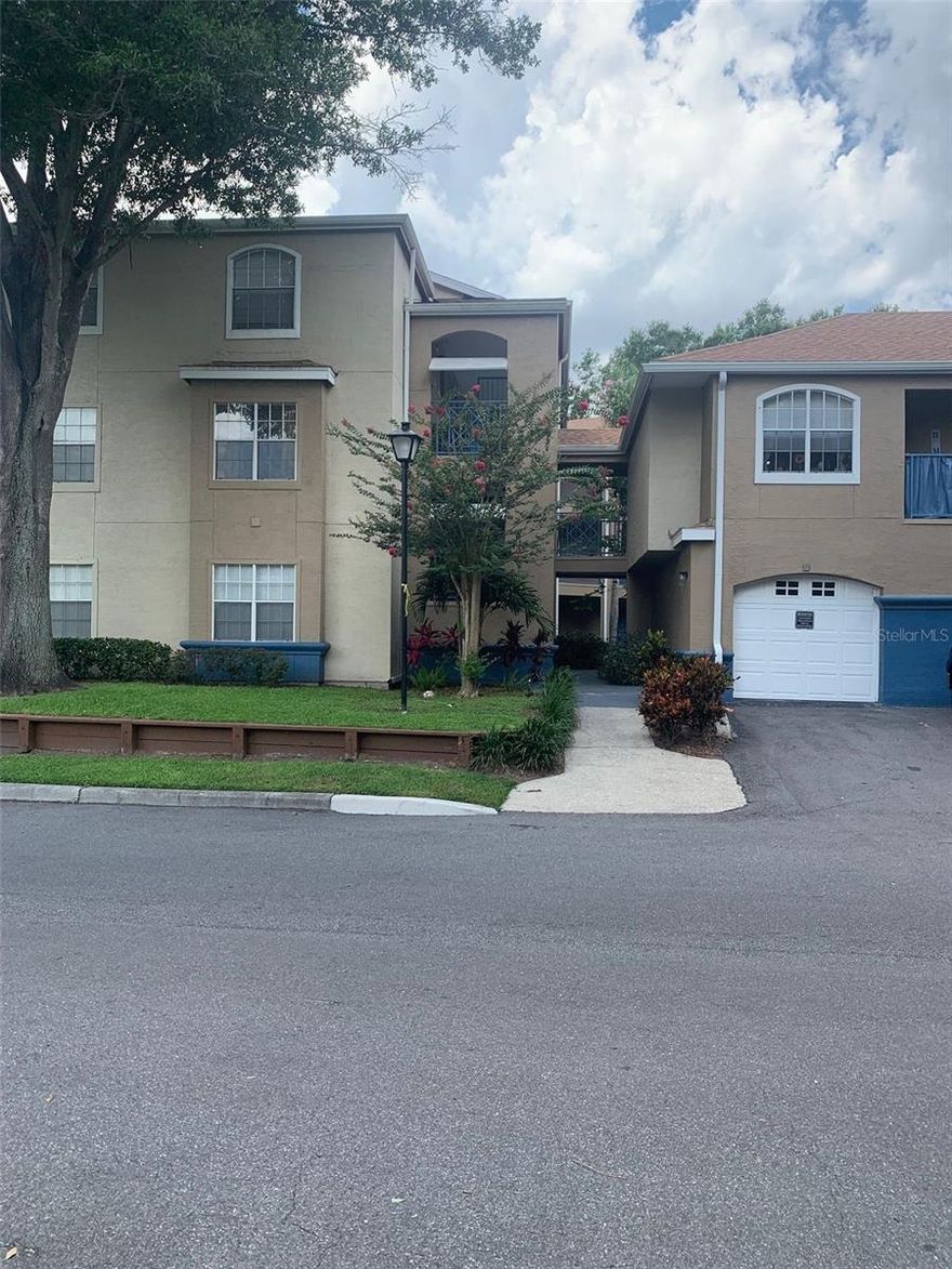 Gorgeous 1/1 Condo with balcony in gated community located next to Metro West Golf Club. Resort style pool featuring a large waterfall, spa, fitness center and tennis courts. Just minutes away from Disney Universal Studios