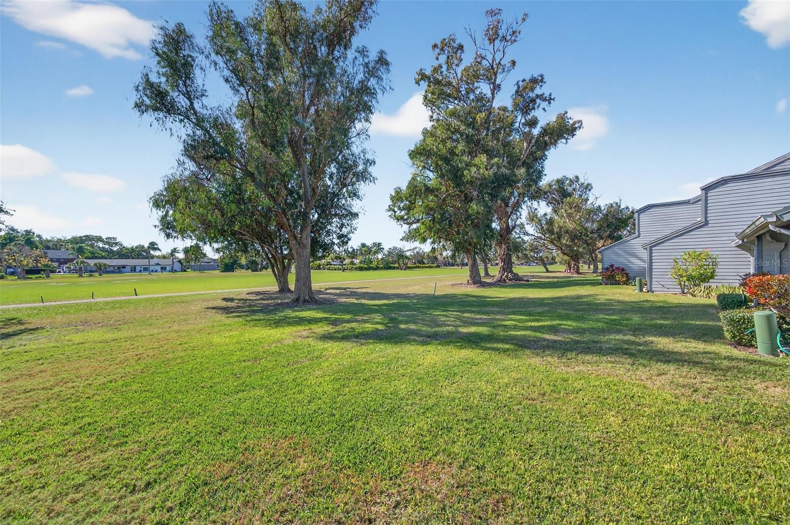 LINKS THE CONDO - Residential