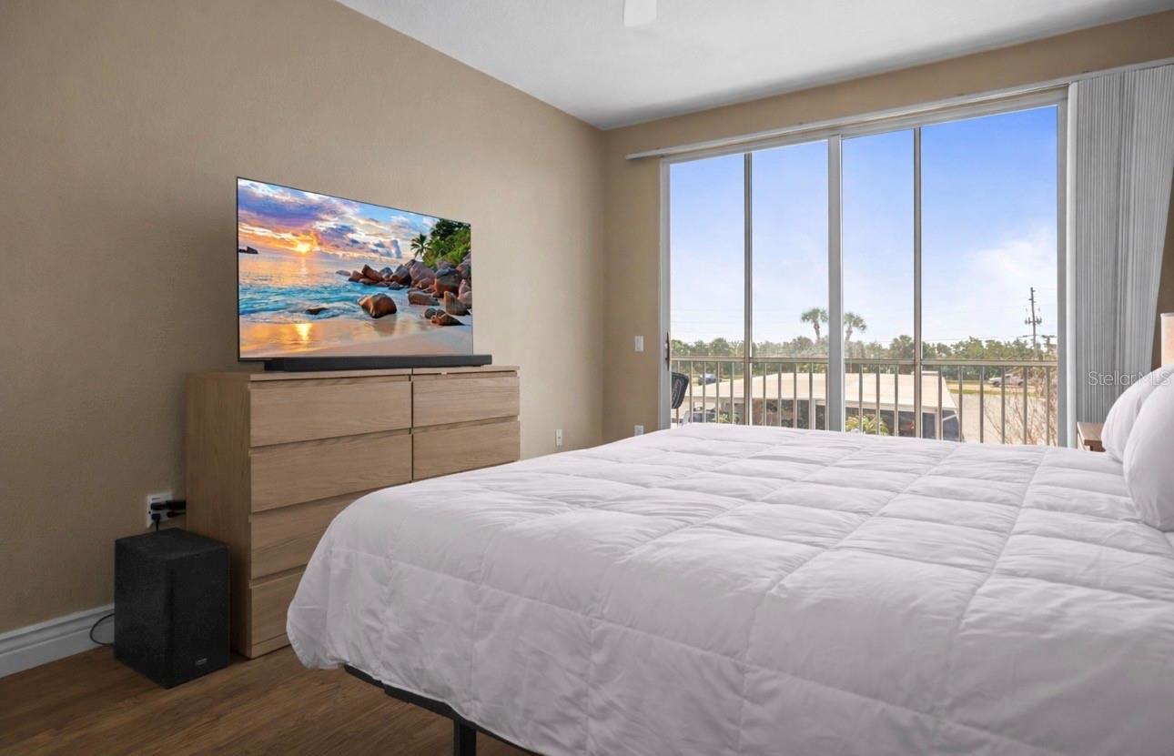 ISLAND PARK CONDO - Residential