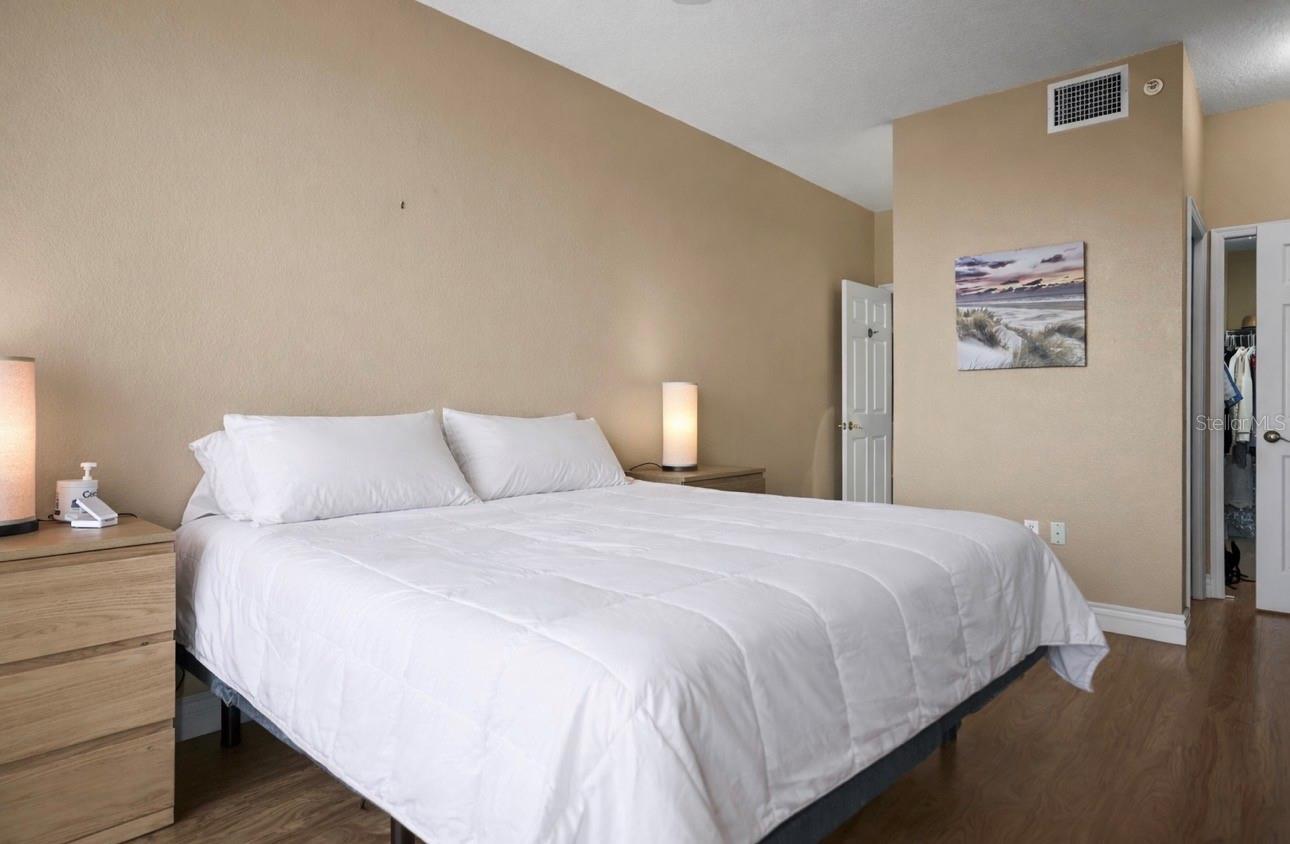 ISLAND PARK CONDO - Residential