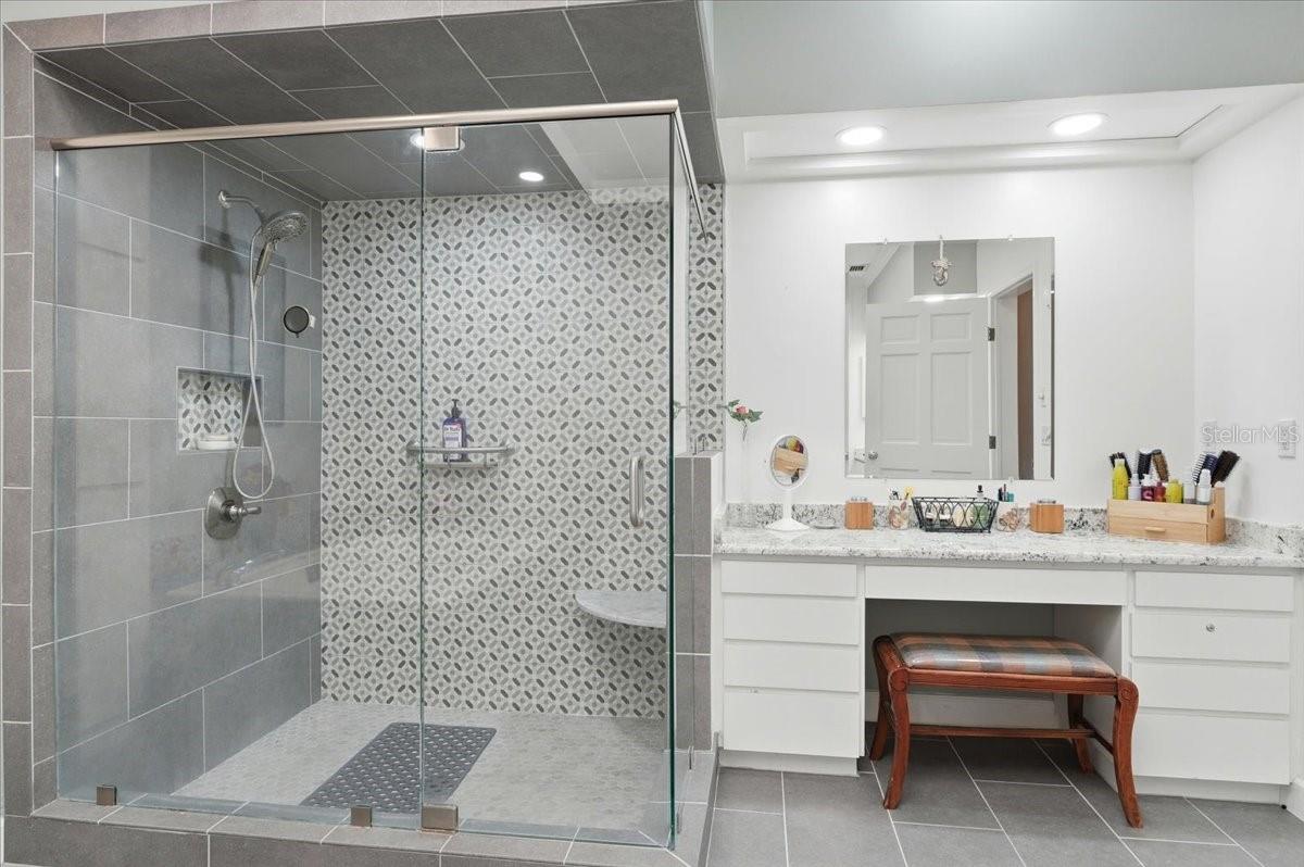 ARROWHEAD LAKE - Residential