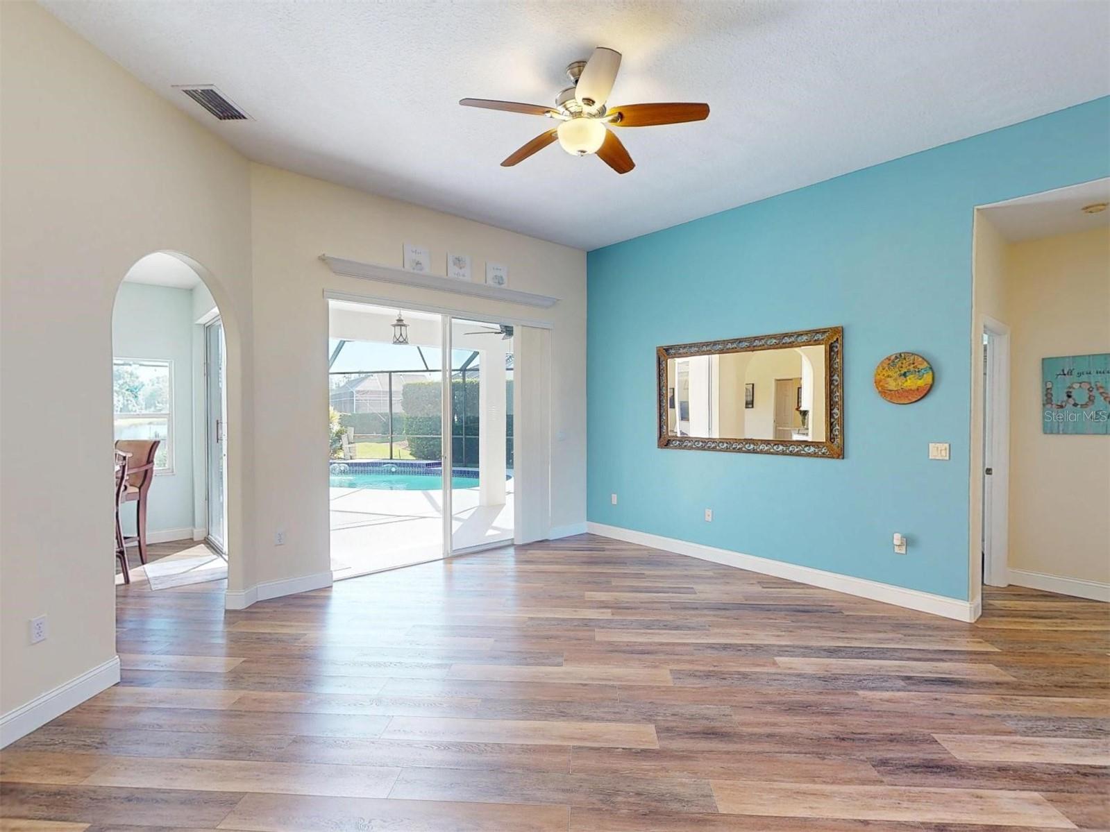 MCINTOSH LAKE - Residential