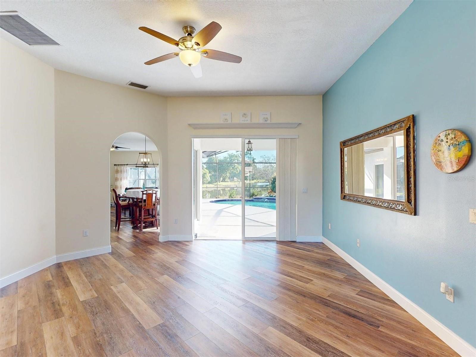 MCINTOSH LAKE - Residential