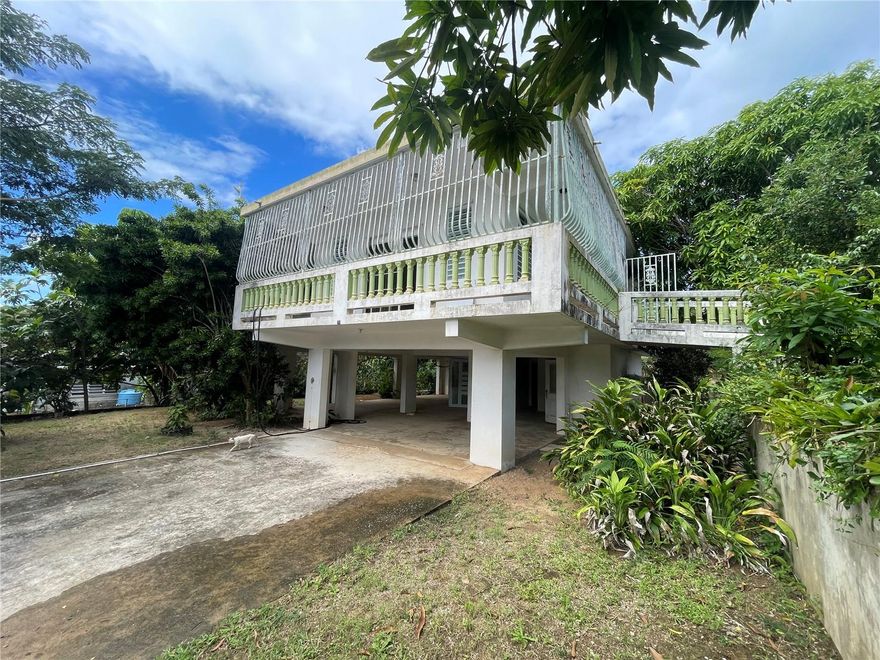 Investment Opportunity in Vieques, PR!!!  
Spacious two-level residence with 1,377 sq ft of construction on a flat lot fully fence of 1,400 sq mts with fruit trees and palm trees. Features with three spacious bedrooms, 2 comfortable bathrooms and a spacious kitchen. Excellent opportunity for investment, vacation home, or primary residence!!!  This property is in excellent condition (includes construction plans), just 6 minutes from Esperanza Beach, 9 minutes from Sun Bay Beach, and 10 minutes from Caracas Beach. Built in 1998 with parking on the first level and the main residence on the second level. In addition to stairs, features with a ramp on the side for access to the second floor and tall ceilings.  It includes a spacious laundry area, water cistern, solar water heater, and storm shutters. The home also comes with a refrigerator, stove, microwave, freezer, and a bedroom set in the master room.  Located in a quiet area, only 7 minutes from the ferry terminal.