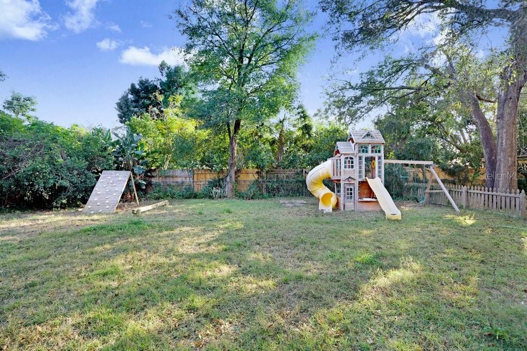 CRESTWOOD ESTATES UNIT 1 - Residential