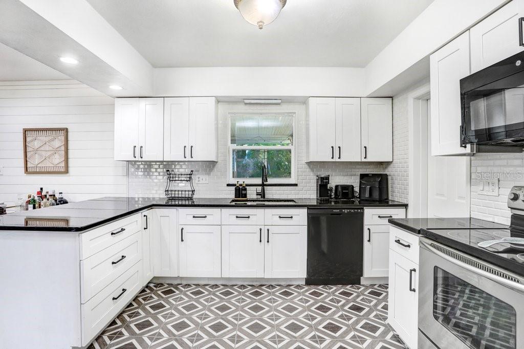 CRESTWOOD ESTATES UNIT 1 - Residential