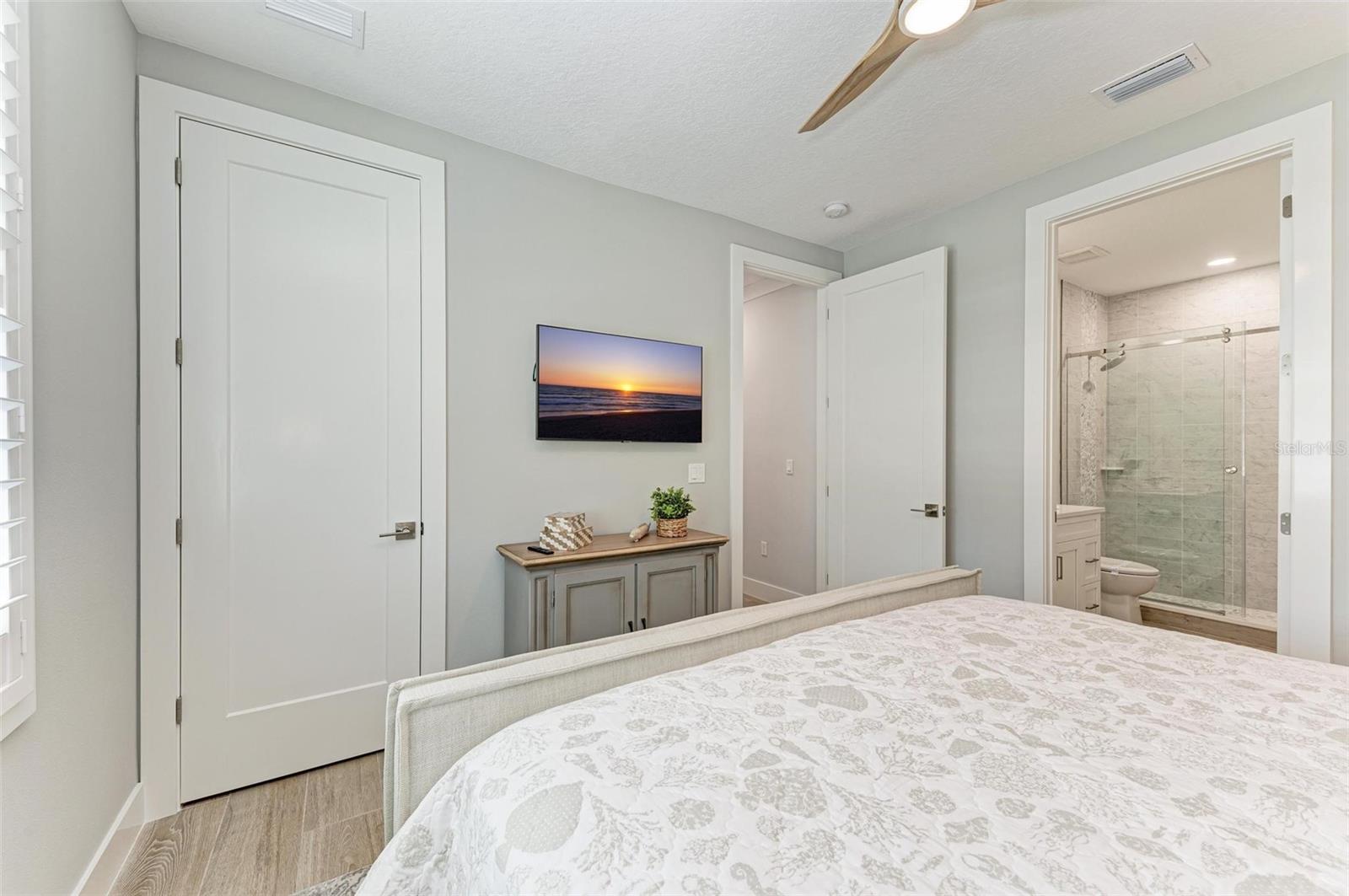 BAY MANOR - Residential