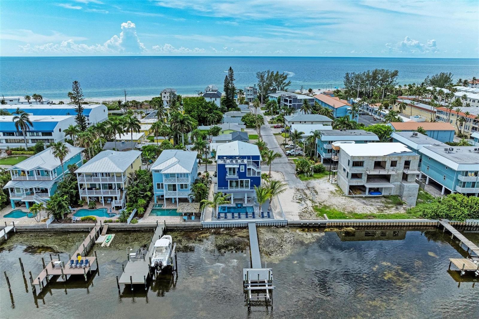 BAY MANOR - Residential