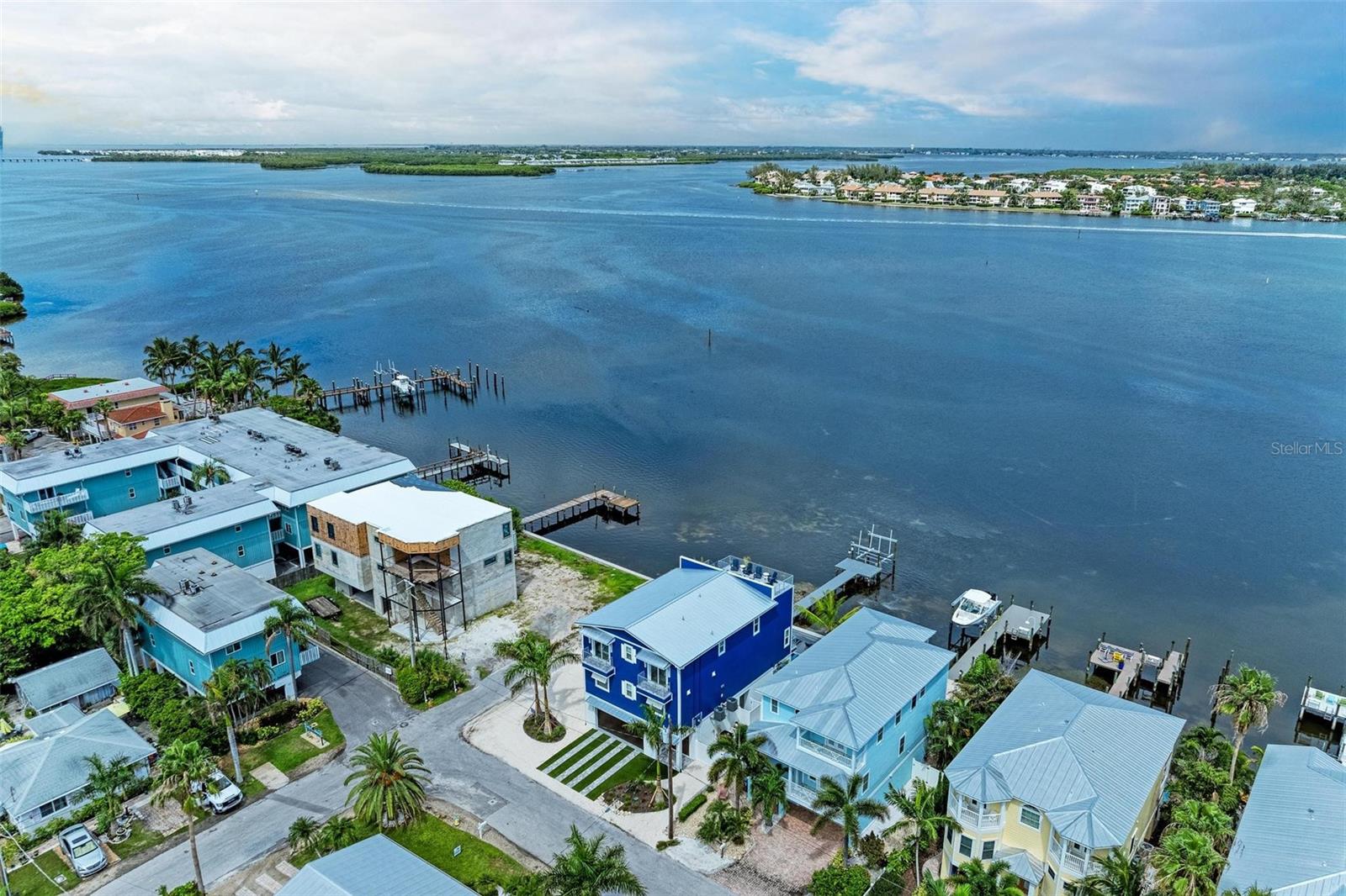 BAY MANOR - Residential