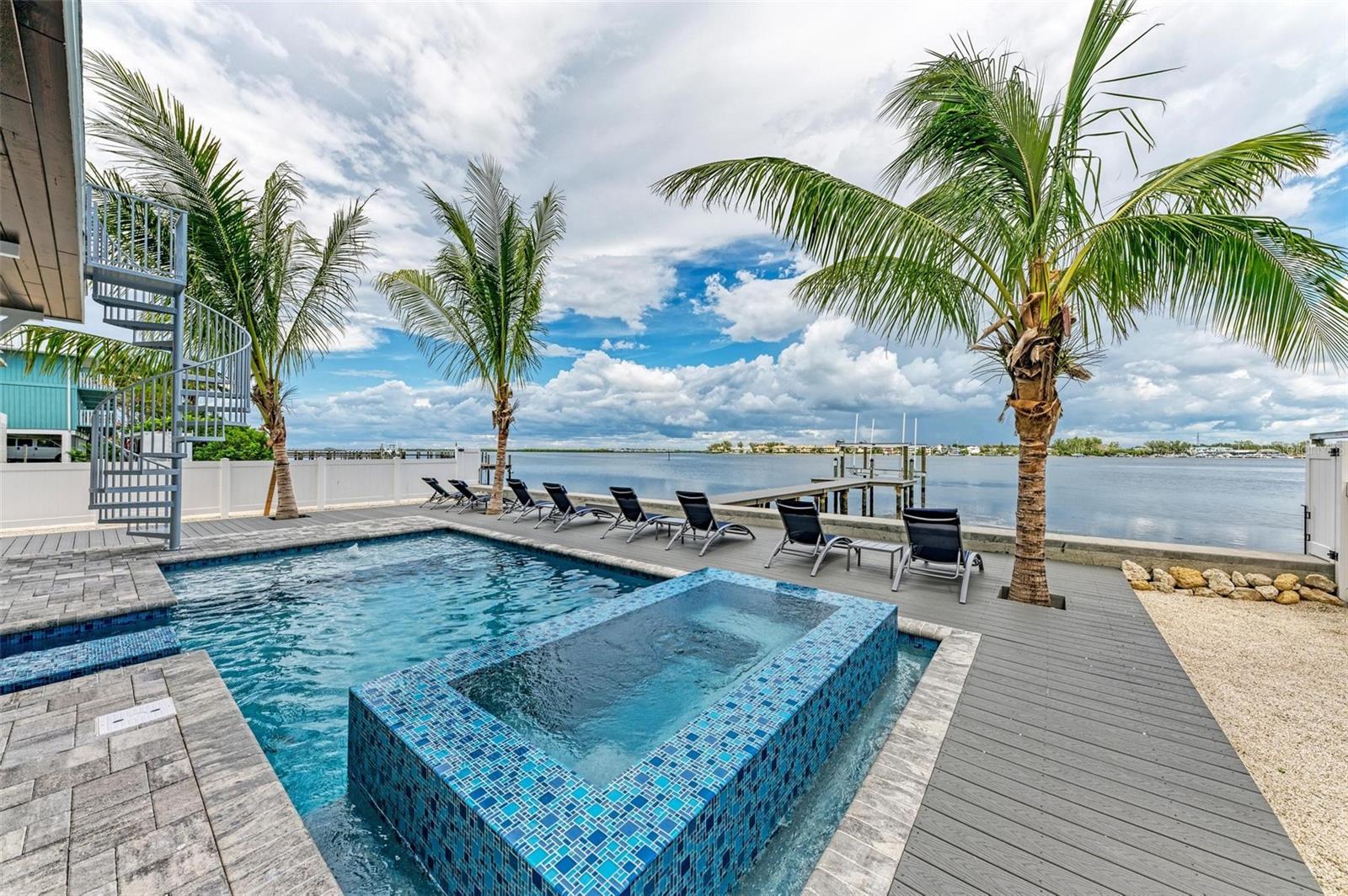 BAY MANOR - Residential