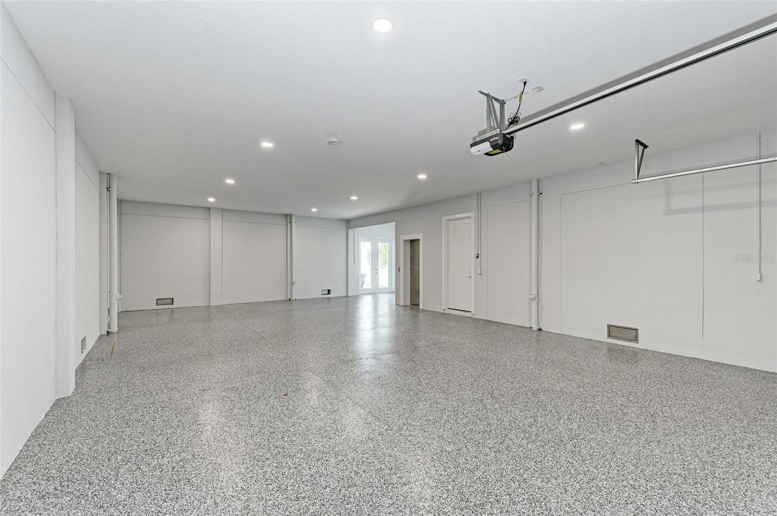 BAY MANOR - Residential