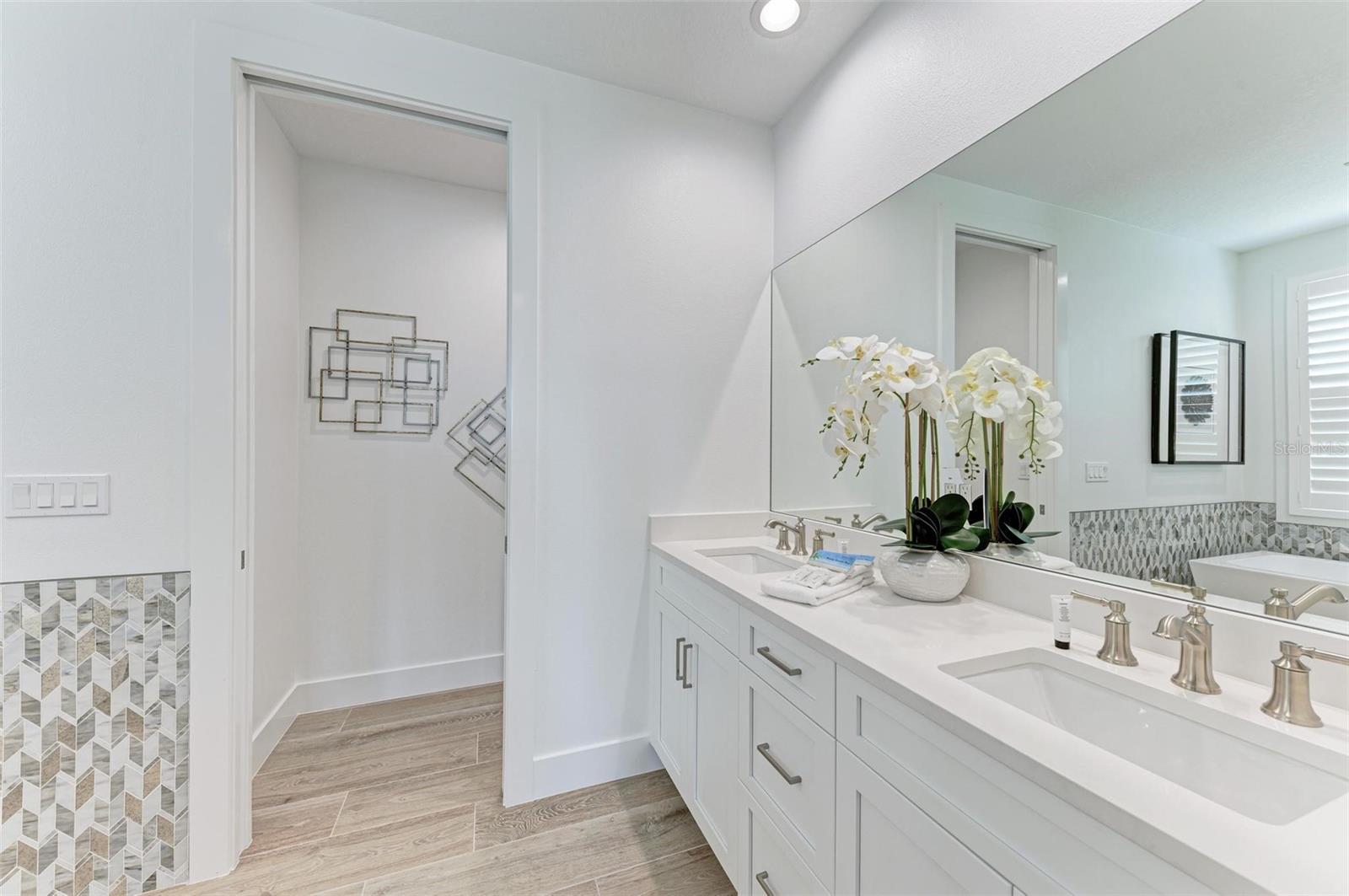 BAY MANOR - Residential