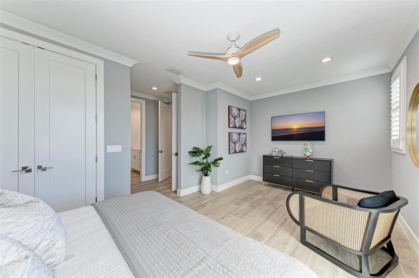 BAY MANOR - Residential