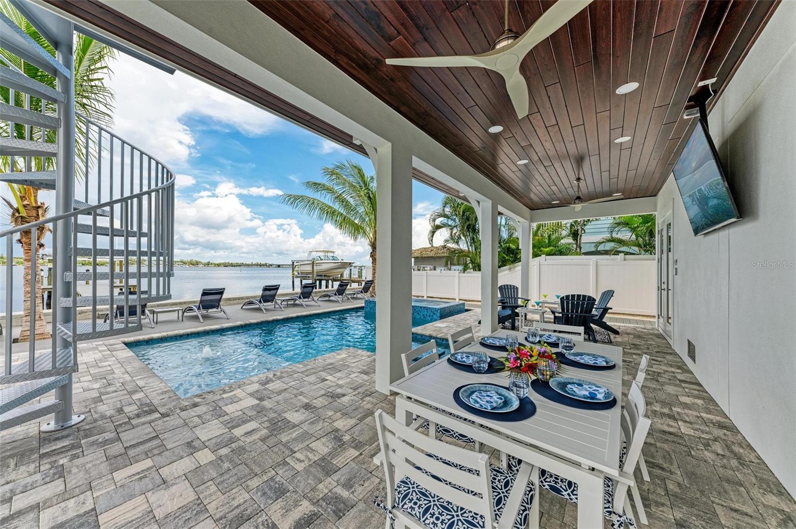 BAY MANOR - Residential