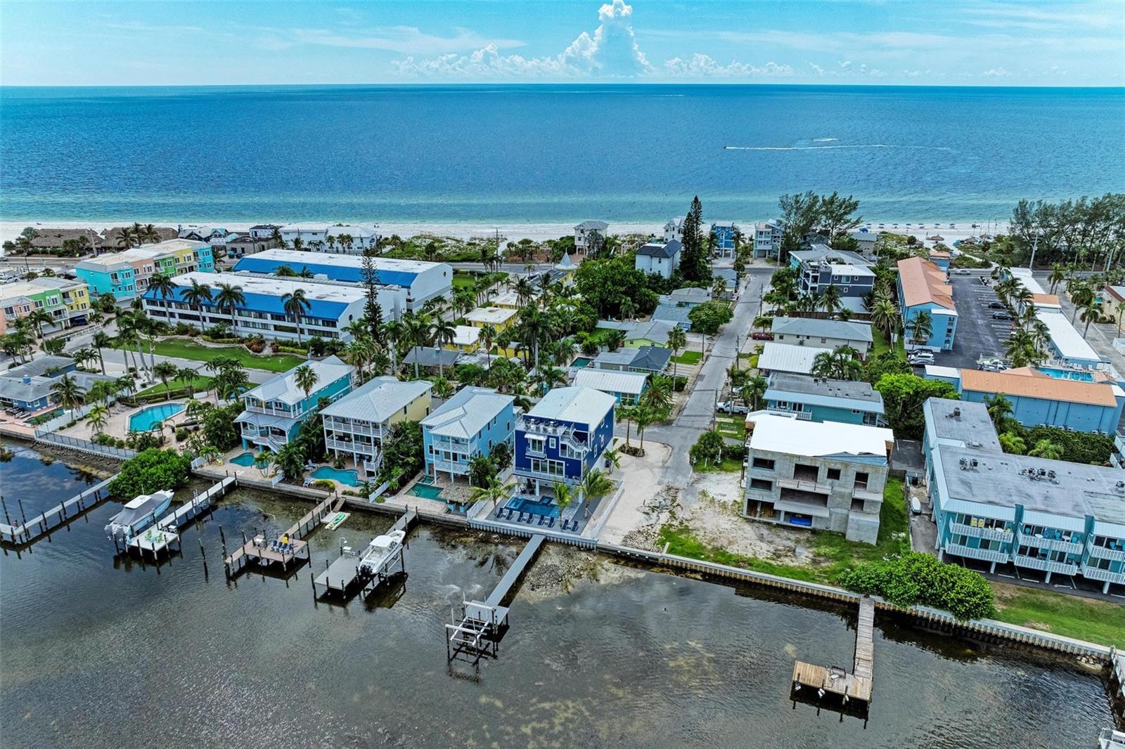 BAY MANOR - Residential