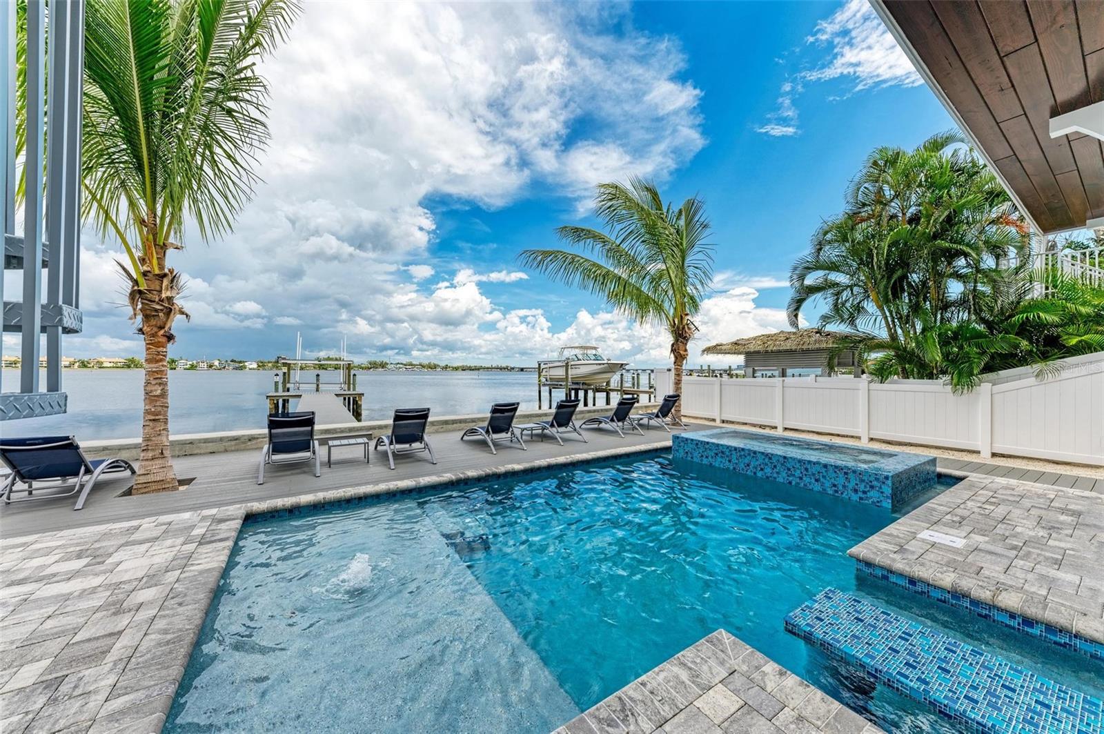 BAY MANOR - Residential