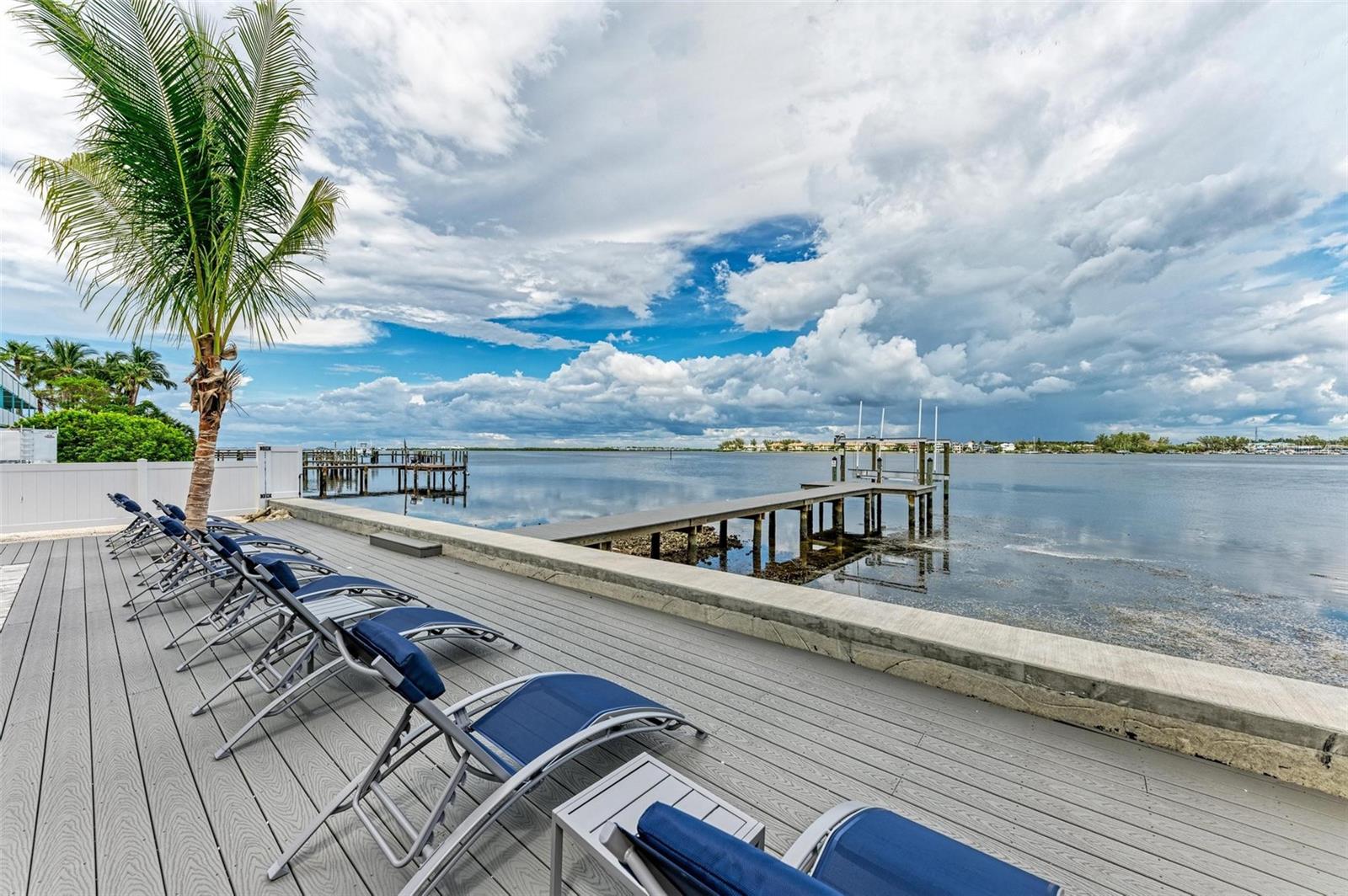 BAY MANOR - Residential