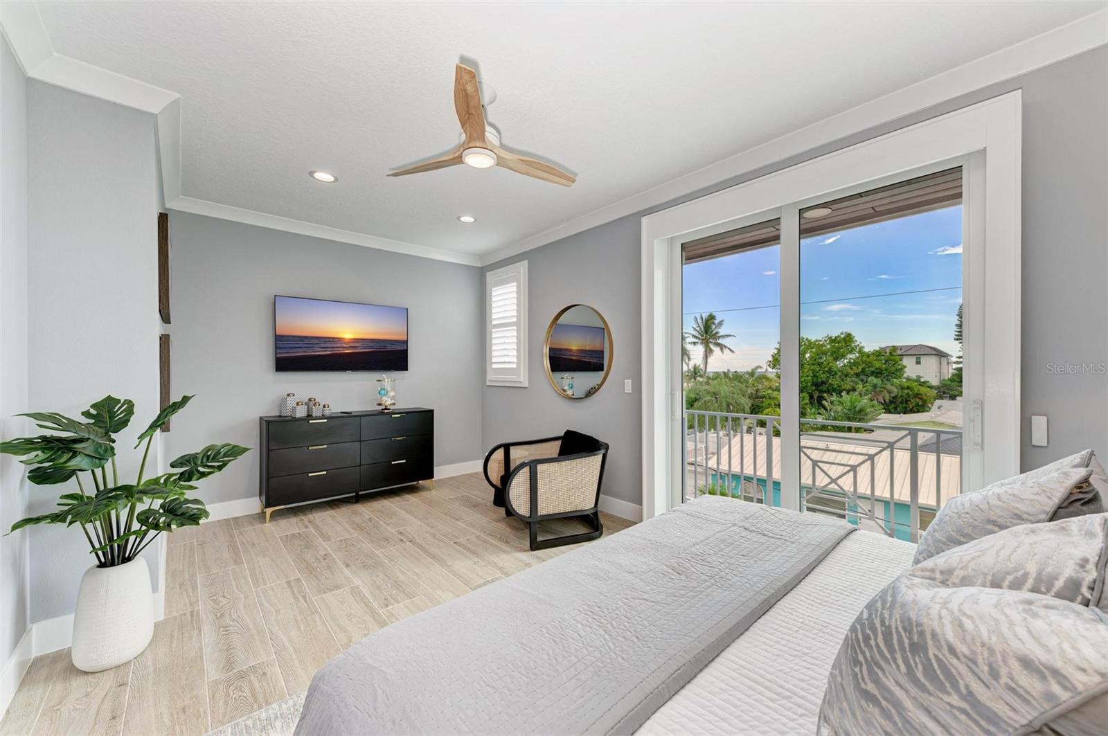 BAY MANOR - Residential