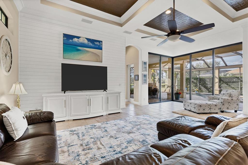 FOUNDERS CLUB - Residential