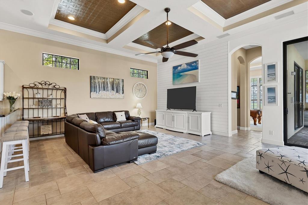 FOUNDERS CLUB - Residential