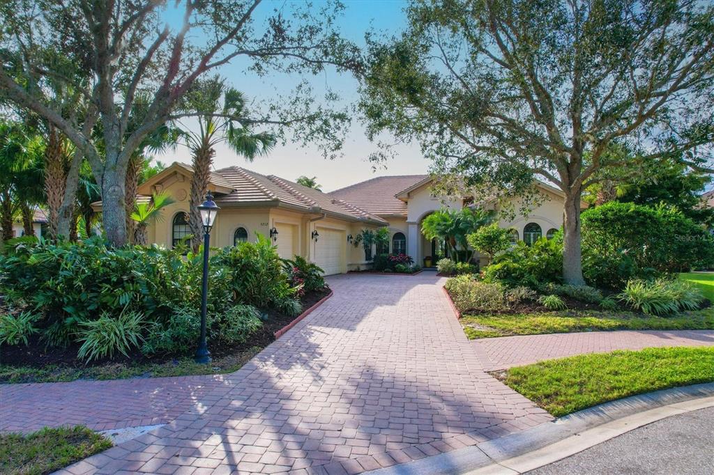 FOUNDERS CLUB - Residential