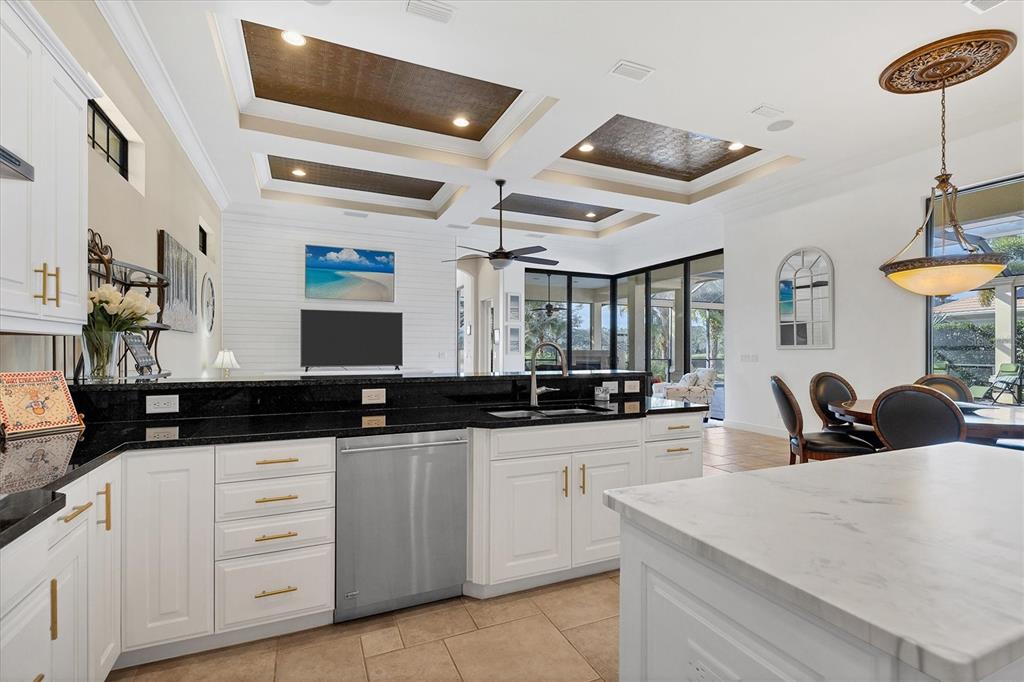 FOUNDERS CLUB - Residential