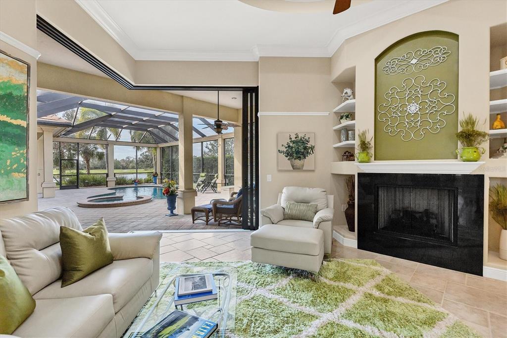 FOUNDERS CLUB - Residential