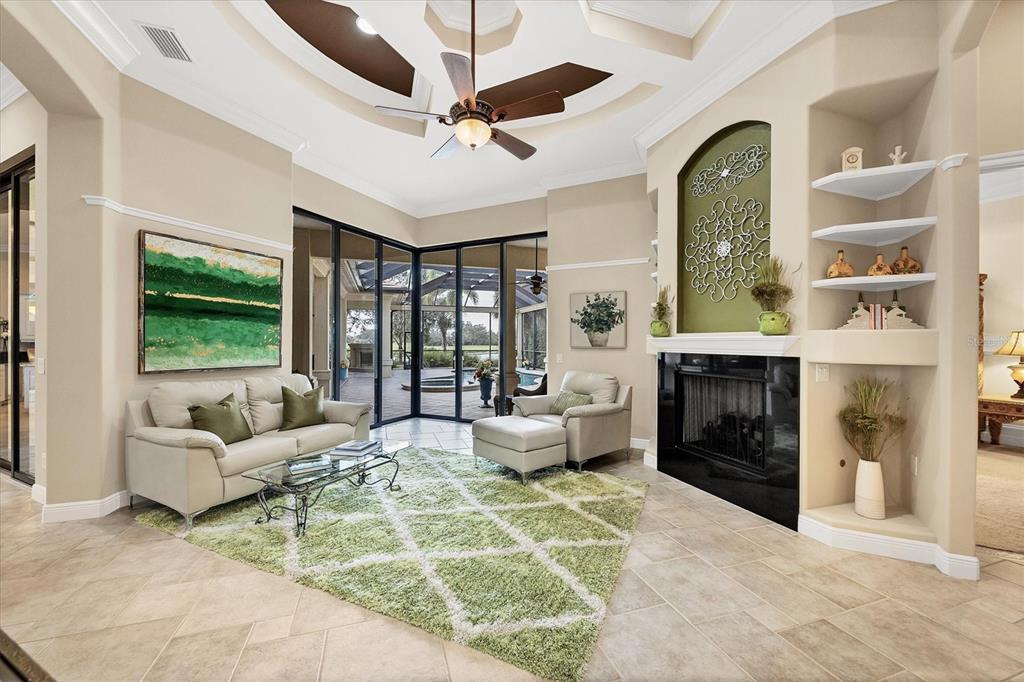 FOUNDERS CLUB - Residential