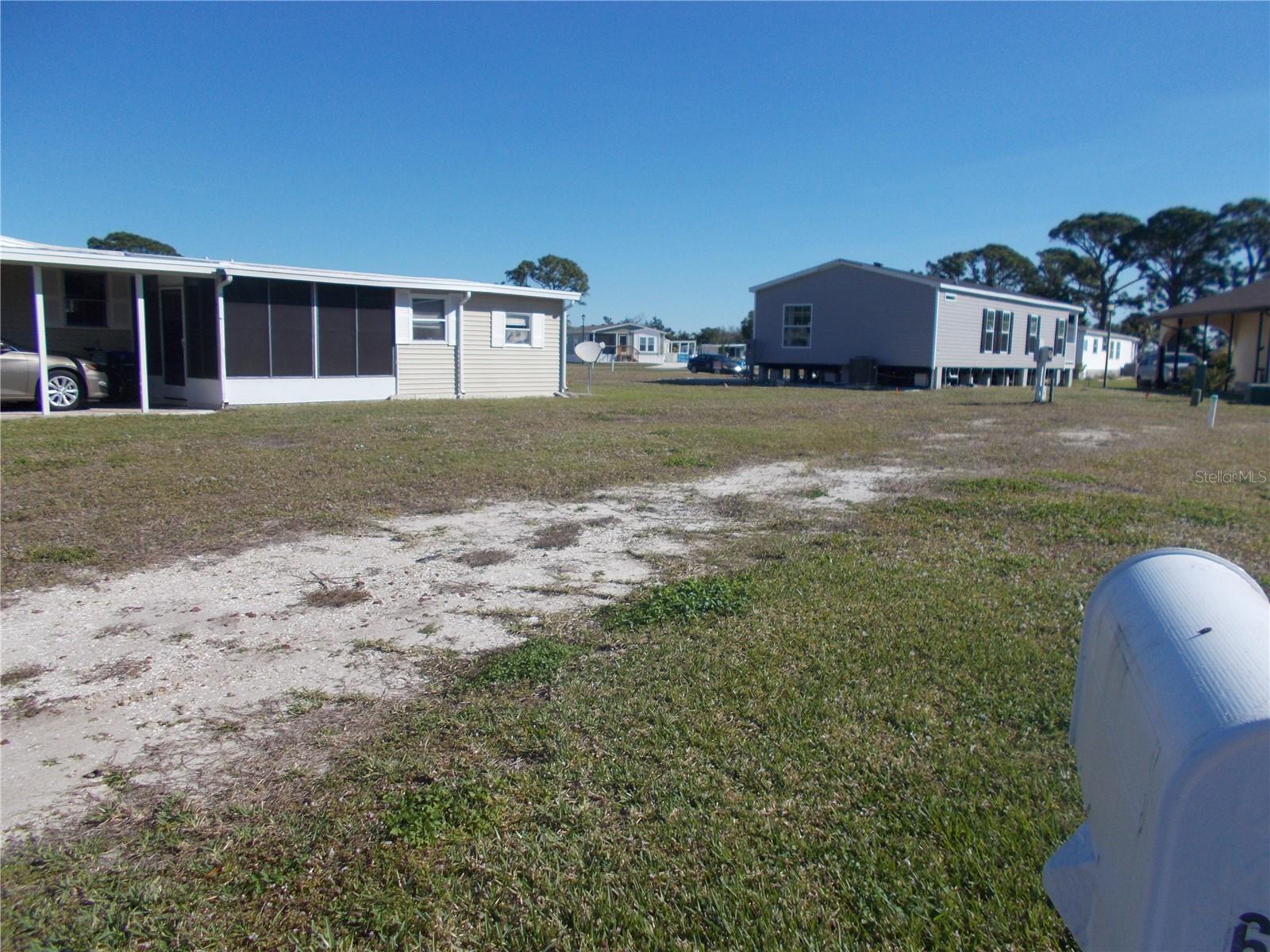 HOLIDAY PARK - Land