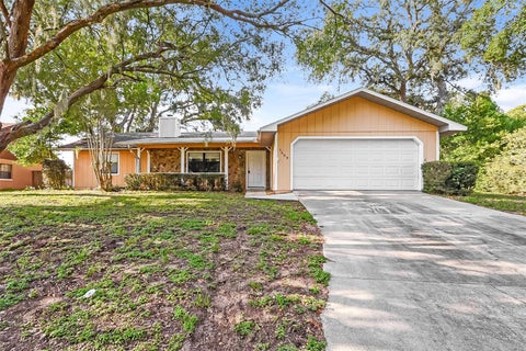 Photo of 1309 Cove Place, Tavares, FL 32778 (MLS # O6429961)