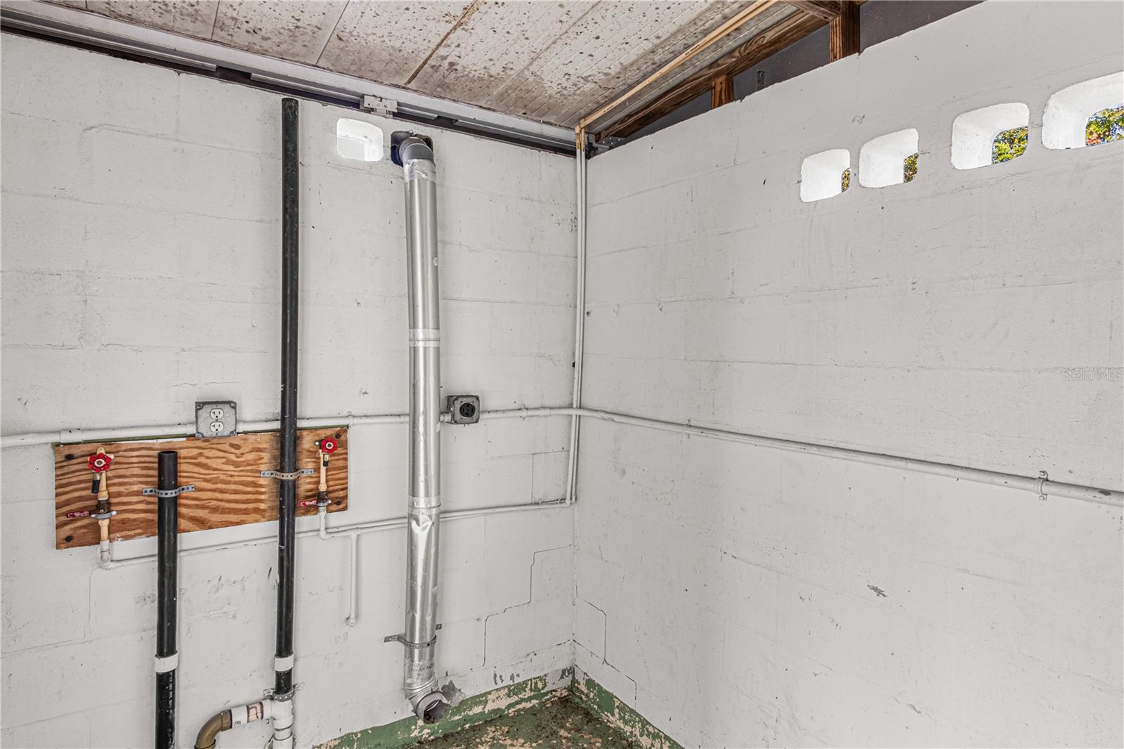 TROPICAL MOBILE HOME VILLAGE - Residential