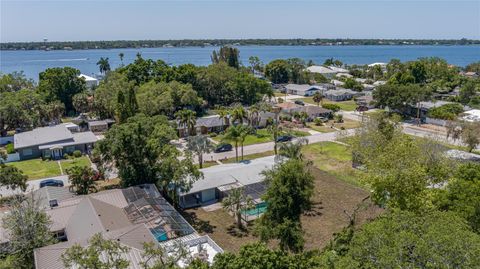 A home in PALMETTO