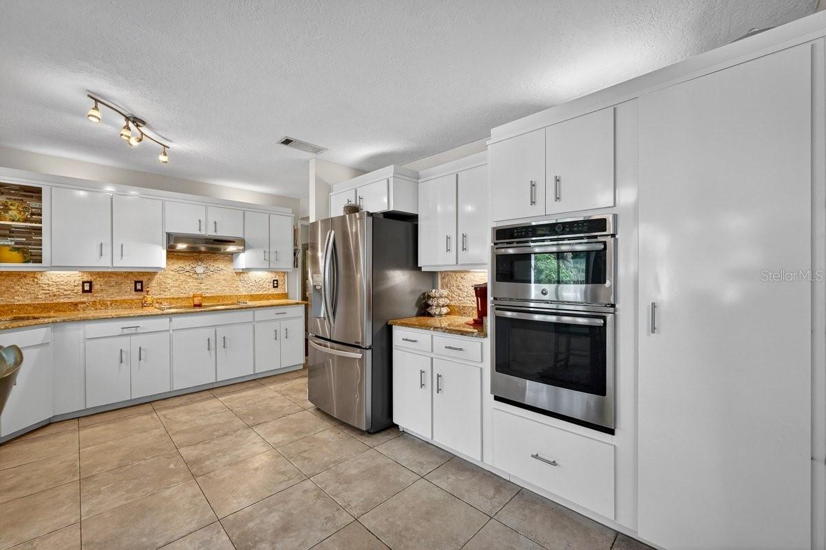 LIGHTHOUSE SHORES - Residential