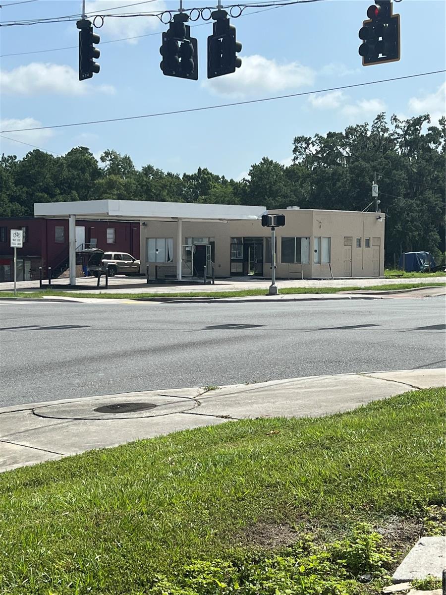 High Visibility Lighted Corner Location With Building Located In The Heart Of Brooksville. 1400 Sq Ft With Multiple Awnings This Former Gas Station Is Easy To Access And Easy To Find At The Corner Of 2 Main Roads. Currently Has A Month To Month Tennant That Can Vacate Or Stay For Cash Flow. Building Has Been Renovated Inside And Can Be Purchased With Neighboring Building If More Space Is Desired. Has Reception, Showroom, And Bathroom. DO NOT APPROACH TENANT. Call Today For Appointment.