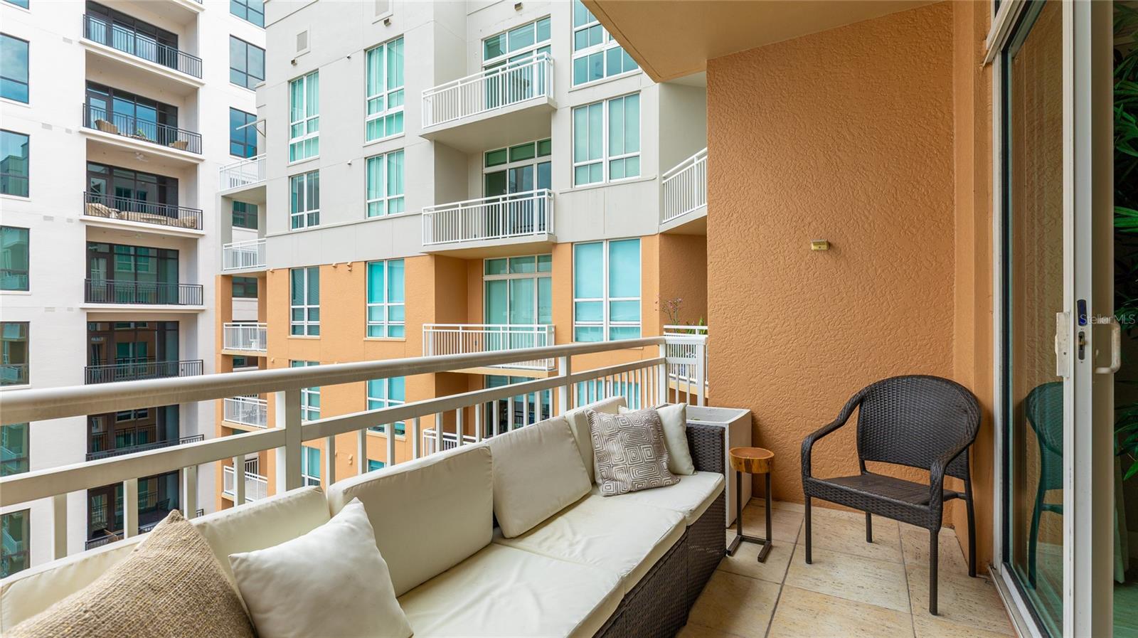 1350 MAIN RESIDENTIAL - Residential Lease