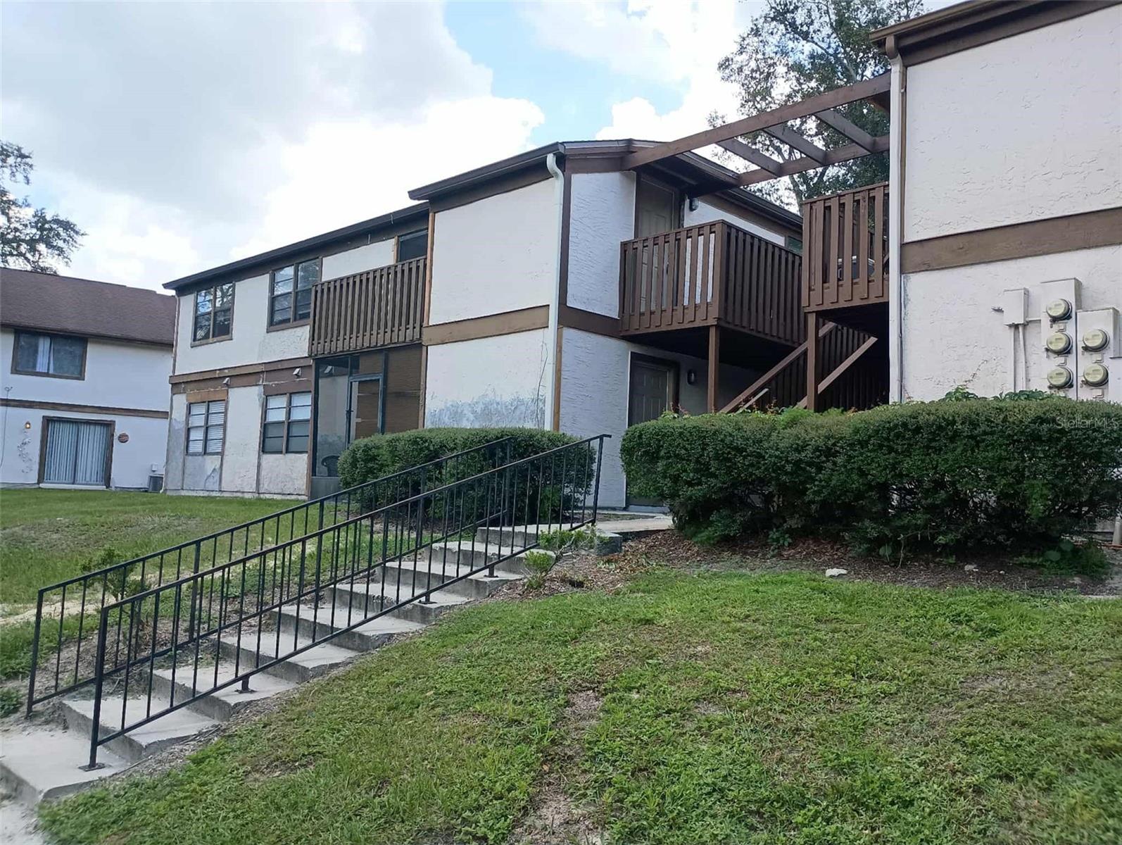 Beautiful 3 bedroom, 2 bathroom two story condo in the heart of Orlando with a fire place. This condominium is conveniently located close to downtown Orlando, major highways and all Theme Parks like Universal & Disney. Perfect unit to live in or rent out. Move in ready, make your appointment today!!!