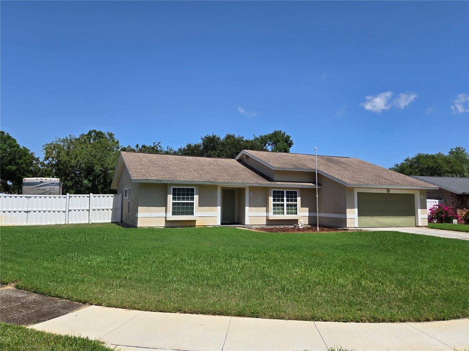 827 CREEKSIDE LANE