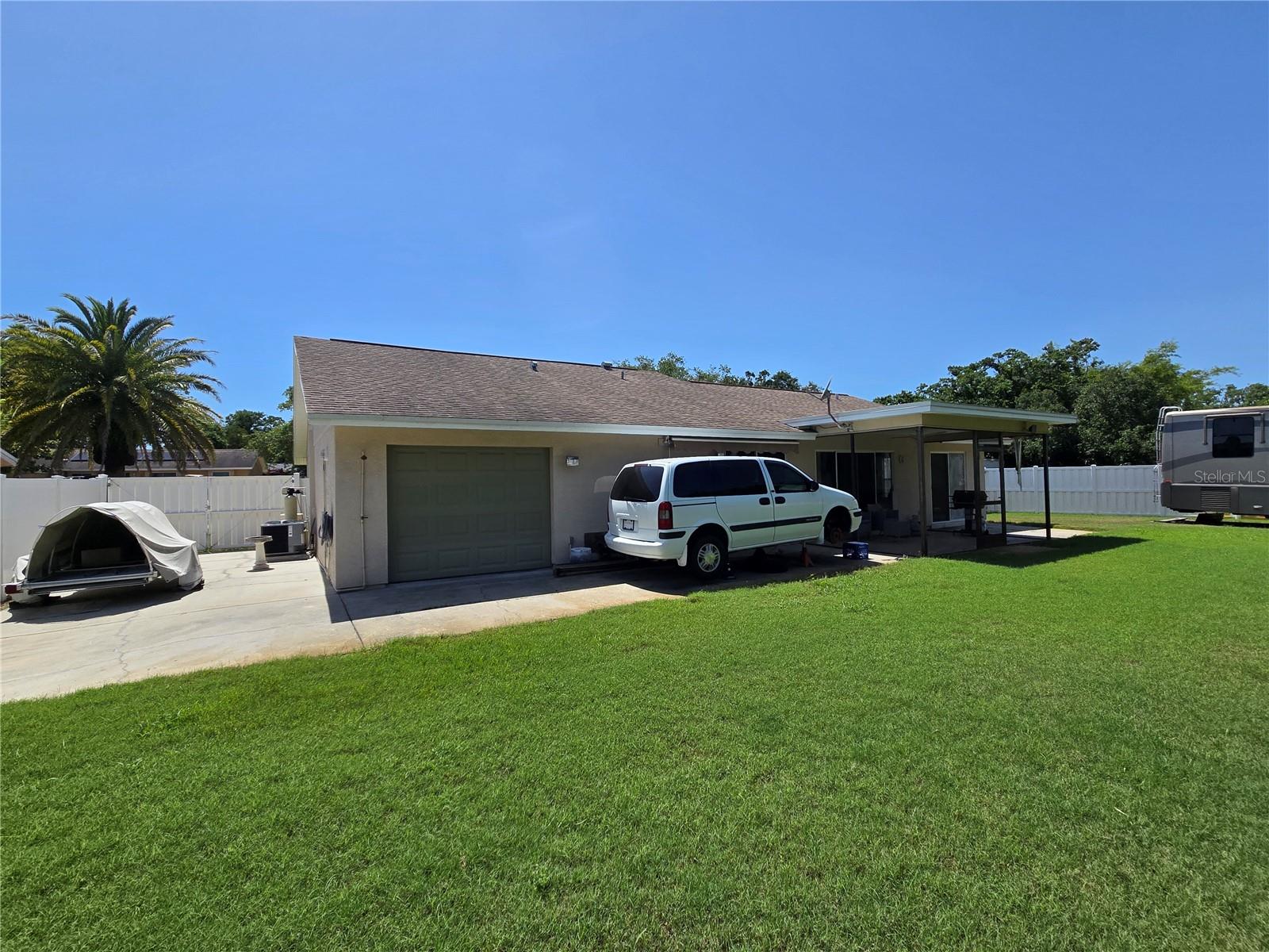 827 CREEKSIDE LANE