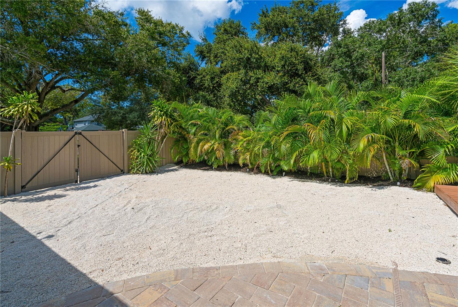 RUSTIC LODGE - Residential Lease