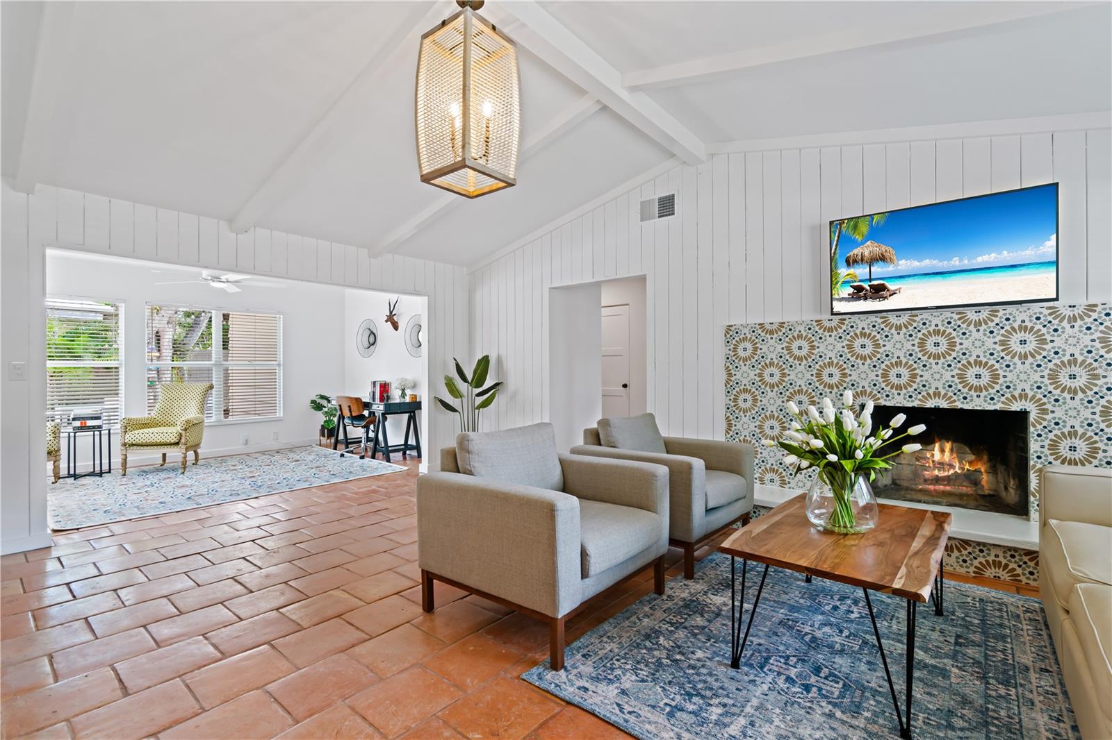 RUSTIC LODGE - Residential Lease