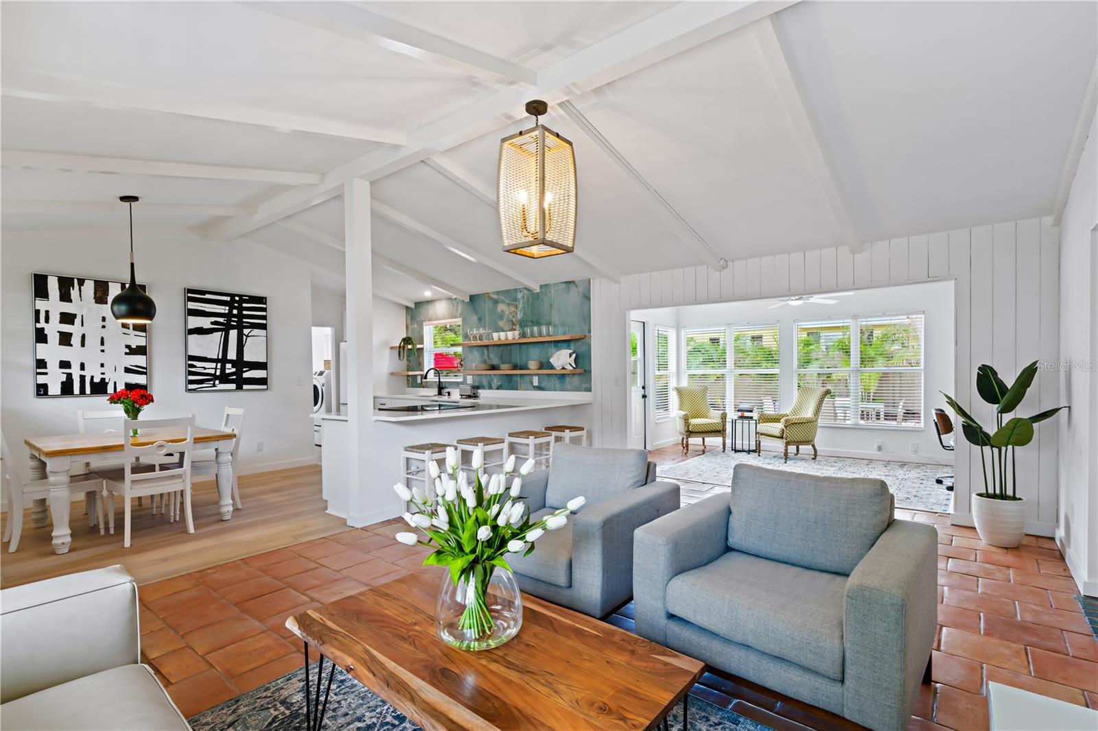 RUSTIC LODGE - Residential Lease