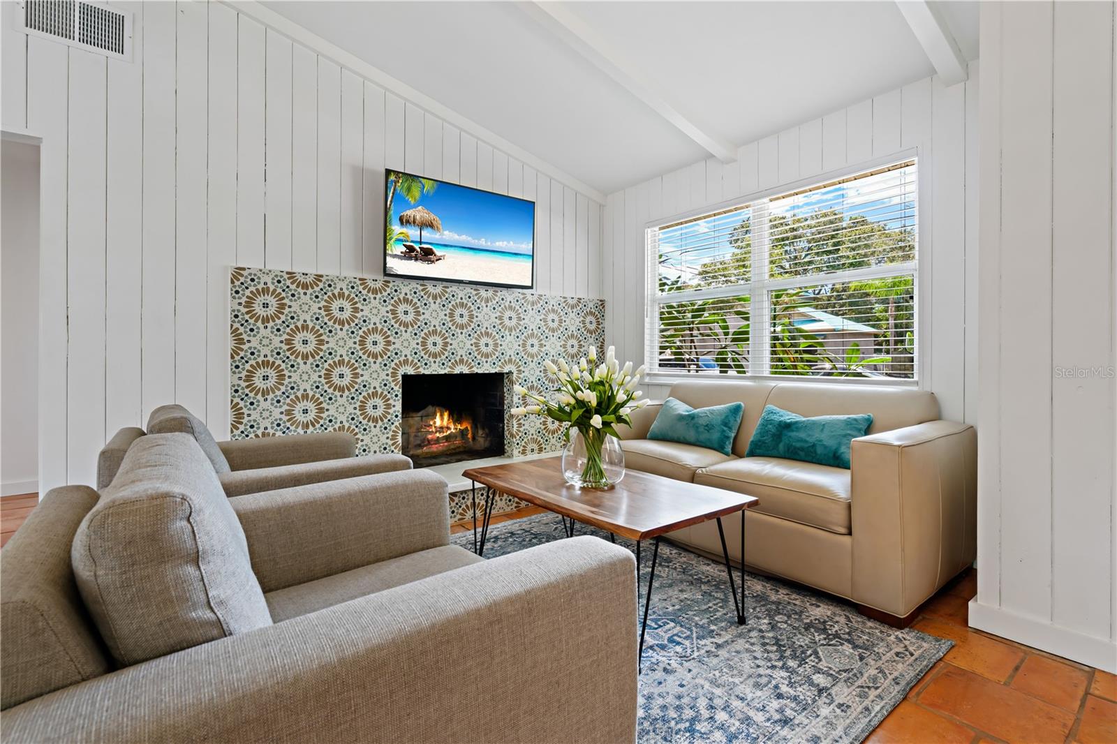 RUSTIC LODGE - Residential Lease