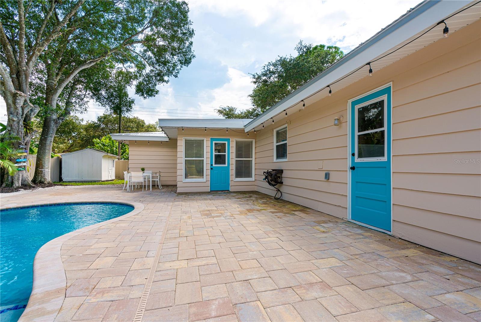 RUSTIC LODGE - Residential Lease