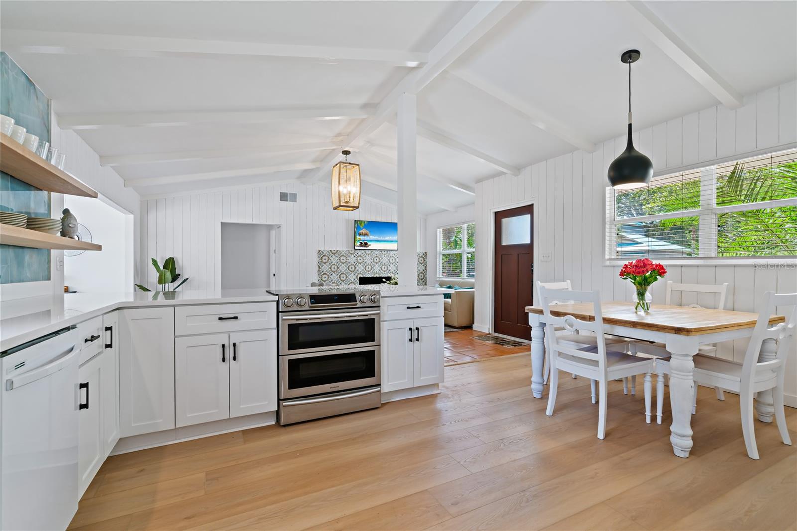 RUSTIC LODGE - Residential Lease